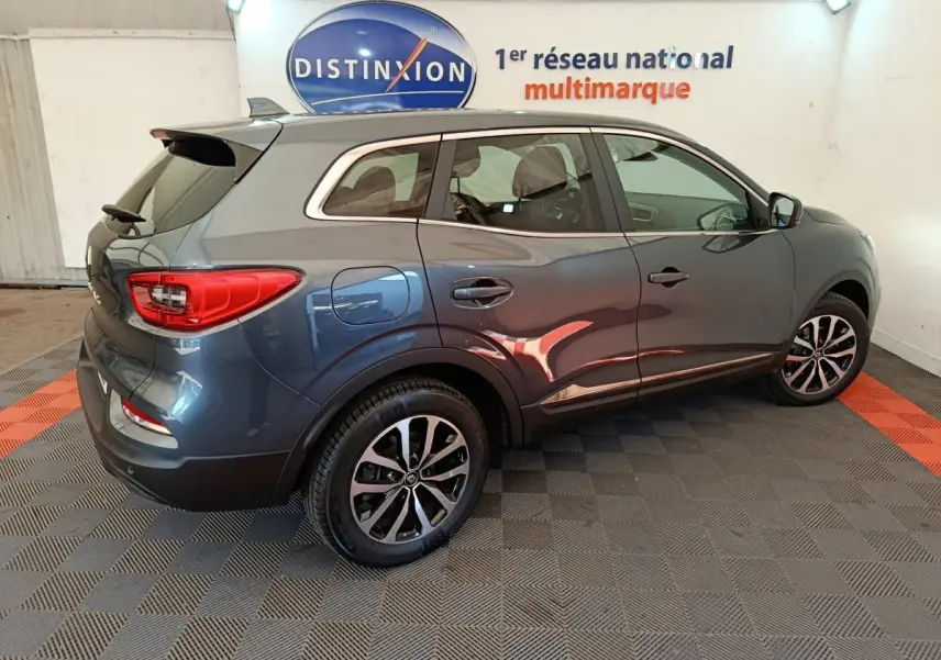 Renault Kadjar Business gris foncé vu de profil côté droit, avec jantes alliage et feux arrière LED visibles.