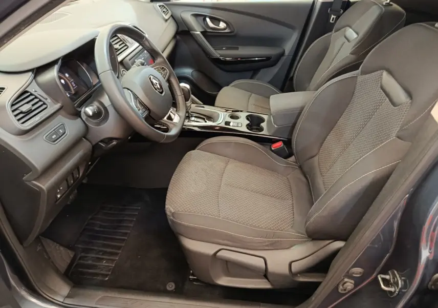 Intérieur avant droit du Renault Kadjar Business gris foncé, avec volant multifonctions et console centrale brillante.