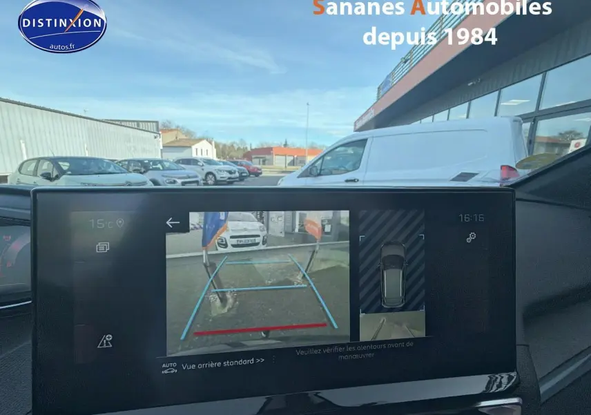 Vue intérieure sur l'écran tactile 10'' affichant la caméra de recul du Peugeot 3008 gris foncé GT Pack Black.