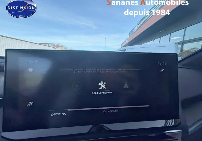 Écran tactile central du Peugeot 3008 GT Pack Black, affichant les applications connectées, intérieur noir.