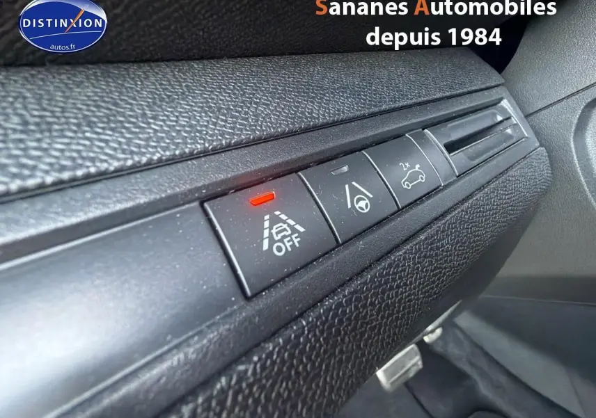 Gros plan sur les boutons de contrôle d’aide à la conduite dans l’habitacle du Peugeot 3008 gris foncé GT Pack Black.