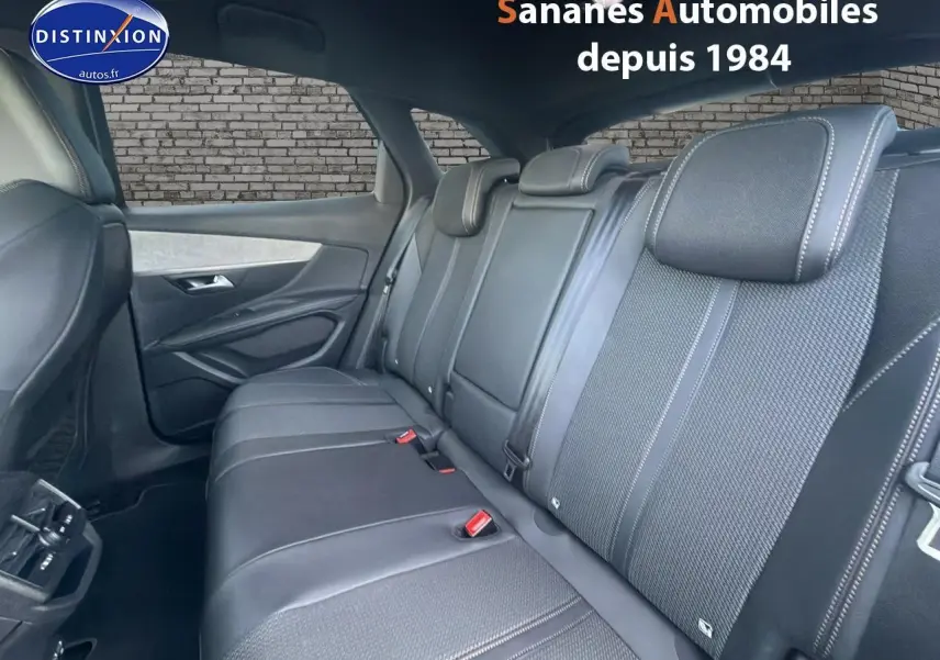 Vue intérieure côté droit des sièges arrière en cuir noir avec surpiqûres blanches du Peugeot 3008 GT Pack Black 2021.