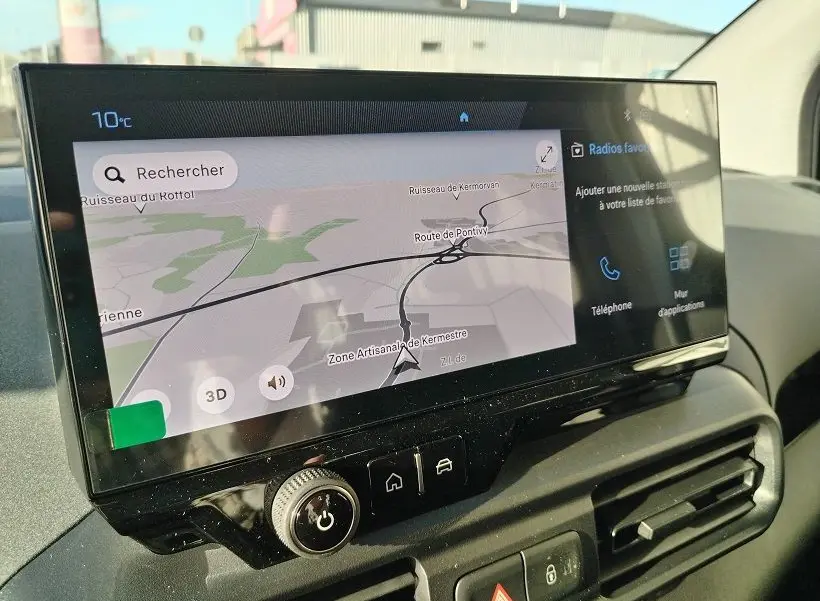 Vue rapprochée de l’écran tactile central du Peugeot Rifter 2025, affichant la navigation GPS sur fond clair.