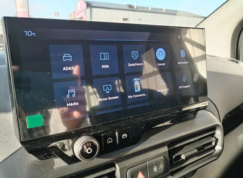 Écran tactile central du tableau de bord du Peugeot Rifter 2025 en Srikka Green, avec interface multimédia affichée.