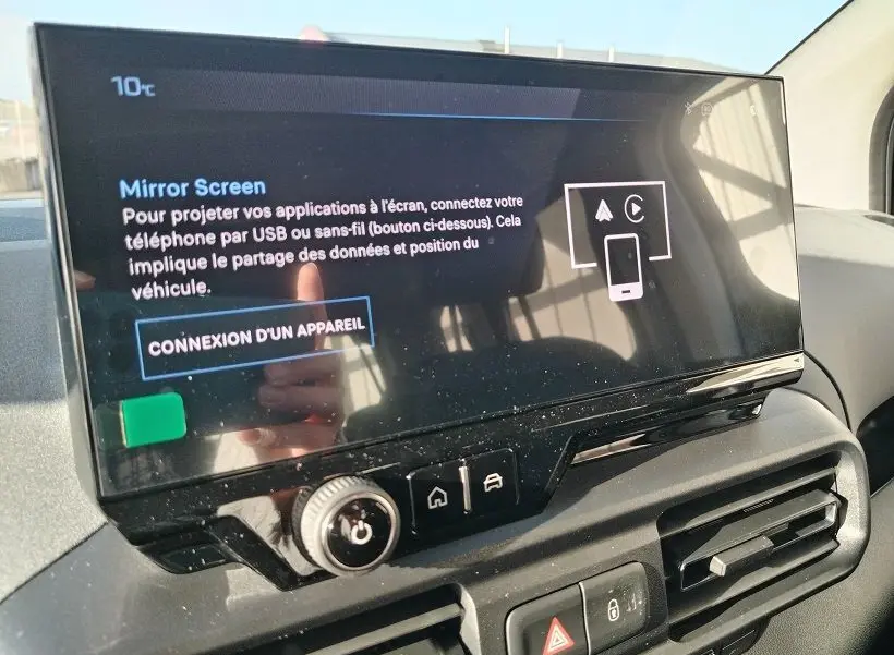 Écran tactile central du Peugeot Rifter 2025 affichant l'interface Mirror Screen, vue intérieure avant droite.