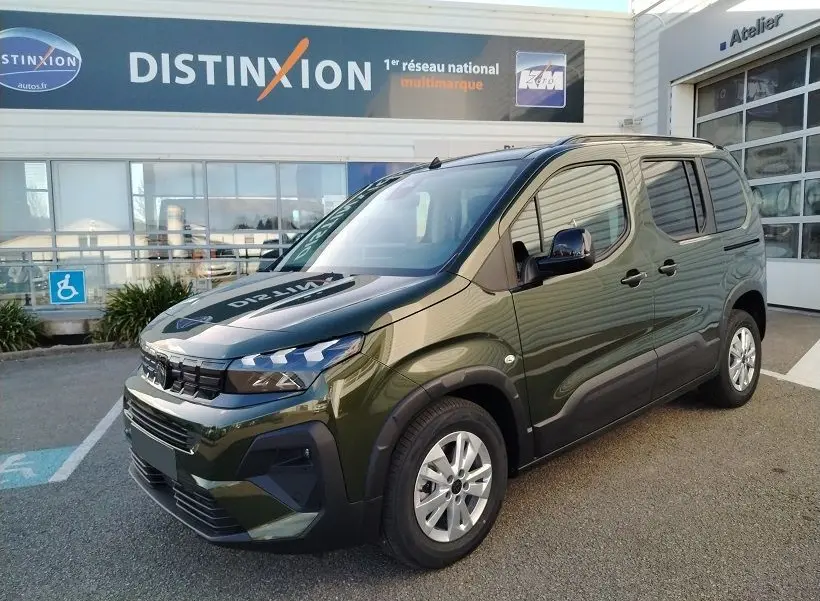 Peugeot Rifter 2025 vert Srikka en 3/4 avant droit, avec calandre noire et jantes alliage argentées.