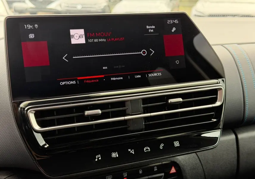 Vue rapprochée de l’écran tactile et des aérateurs centraux du tableau de bord du Citroën C5 Aircross noir Perla Nera.