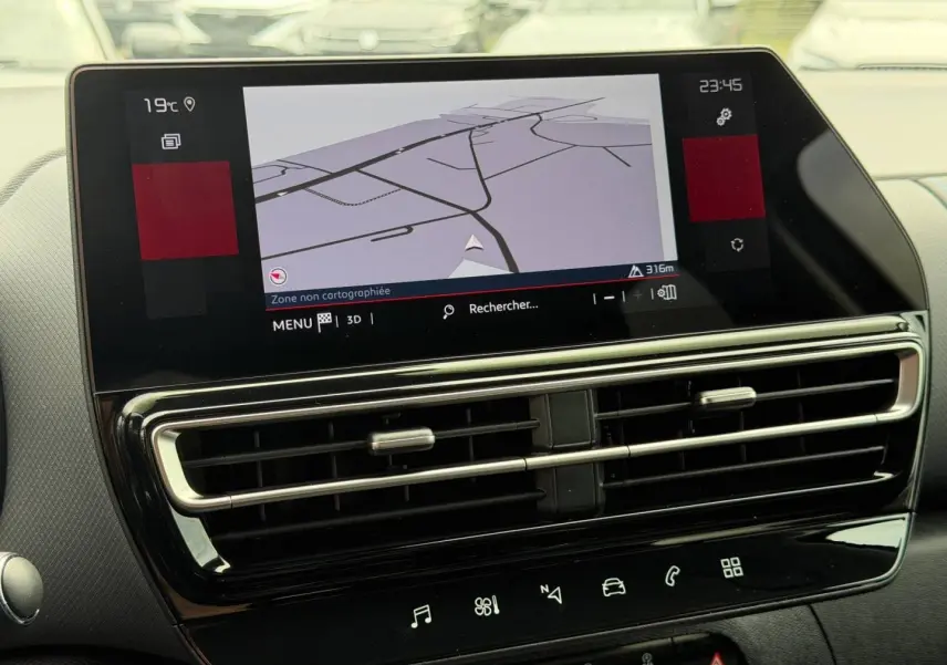 Écran tactile central avec navigation GPS et aérateurs horizontaux dans l’habitacle du Citroën C5 Aircross 2025 noir.