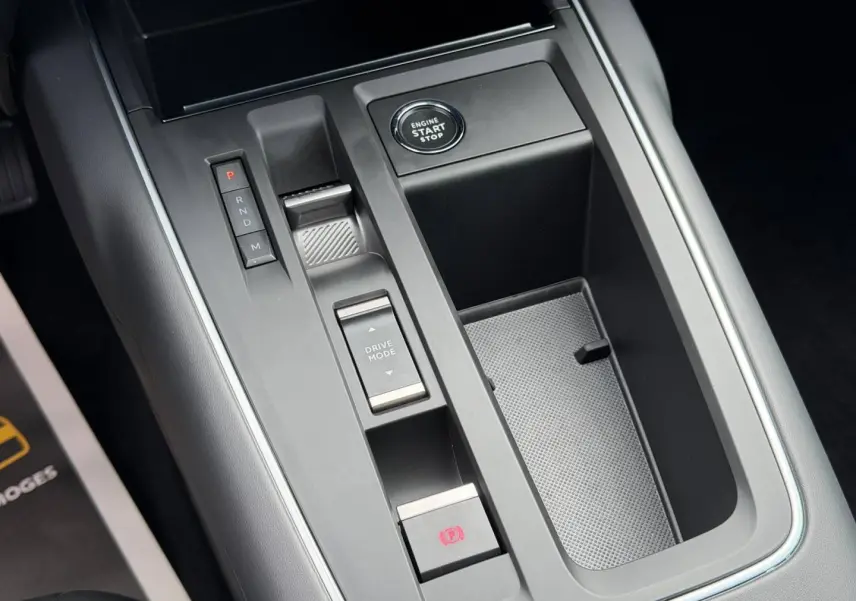 Vue rapprochée de la console centrale grise avec bouton start/stop et commandes de boîte automatique du Citroën C5 Aircross noir.