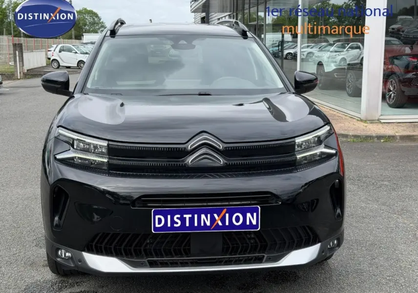 Vue frontale du Citroën C5 Aircross noir Perla Nera avec calandre distinctive et feux LED horizontaux.