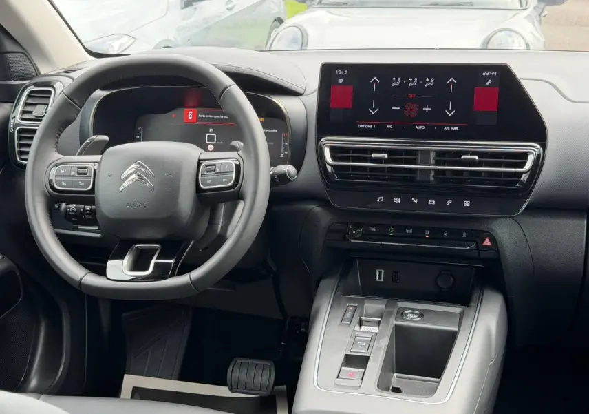 Vue intérieure du tableau de bord et volant du Citroën C5 Aircross 2025, avec écran tactile et commandes intégrées.