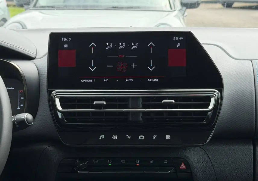 Vue frontale du tableau de bord noir du Citroën C5 Aircross 2025 avec écran tactile et commandes climatisation digitales.