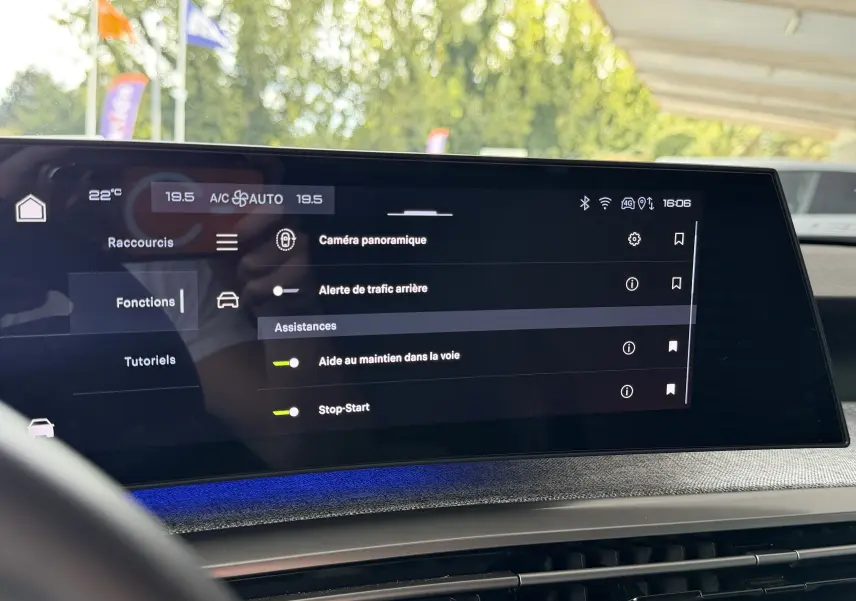 Écran tactile intérieur du Peugeot 1007 Hybrid 145, affichant les options d'assistance à la conduite.