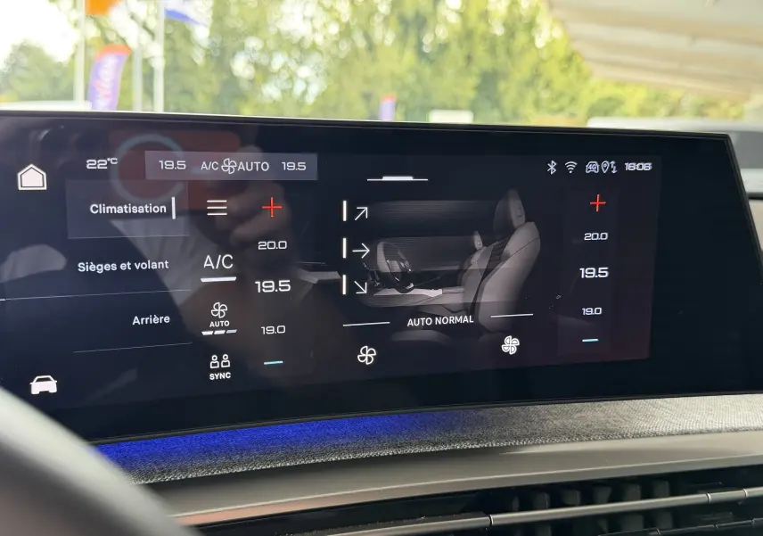 Écran tactile intérieur du Peugeot 1007 gris artense montrant les réglages de climatisation et sièges chauffants.