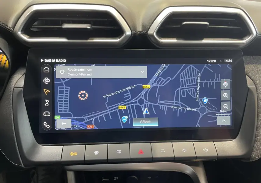 Vue rapprochée de l’écran tactile central du MG Motor ZS 1.5 Hybrid+ 2026 avec navigation affichée et aérateurs noirs.