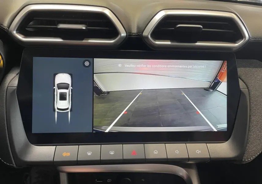 Écran tactile central affichant la caméra de recul et l’aide au stationnement dans un MG Motor ZS gris clair.