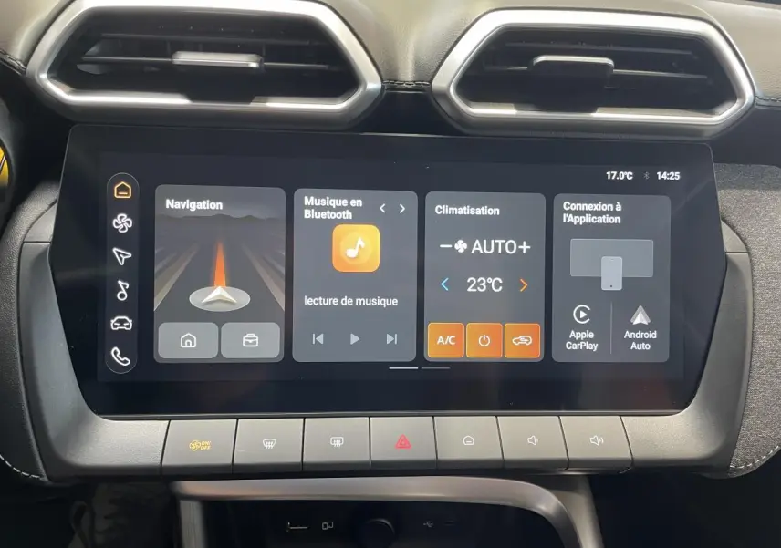 Écran tactile central du MG ZS 1.5 Hybrid+ 2026 affichant navigation, musique Bluetooth et climatisation à 23°C.