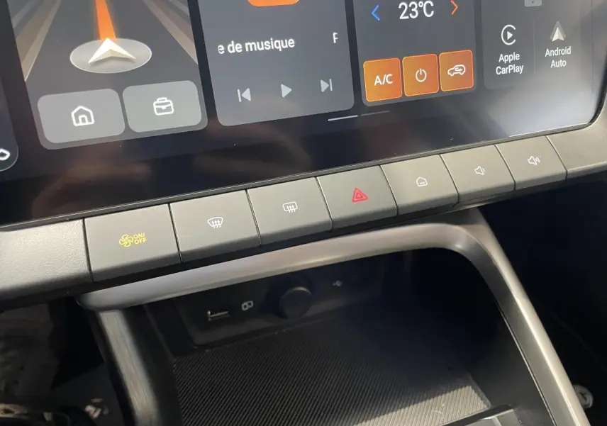Détail de la console centrale du MG ZS 1.5 Hybrid+ 2026, avec écran tactile et rangements en noir.