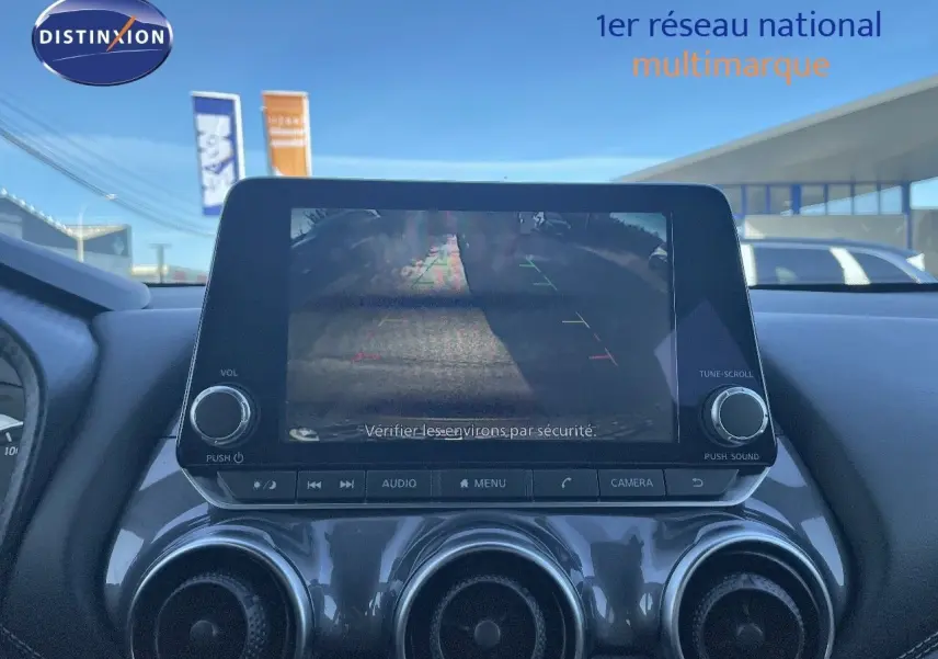 Écran central affichant la caméra de recul du Nissan Juke 2024, tableau de bord en finition noire brillante.
