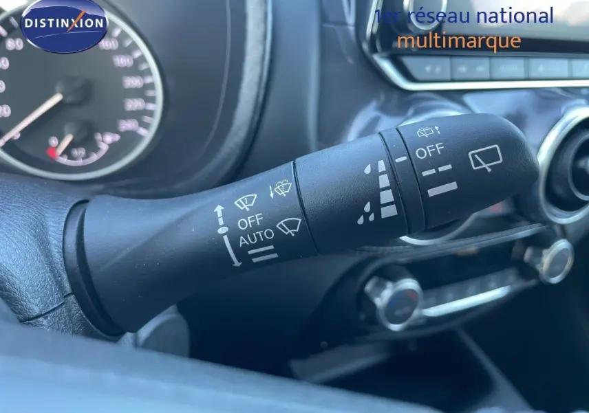 Gros plan sur la commande d'essuie-glace du tableau de bord d'un Nissan Juke gris squale métal 2024.