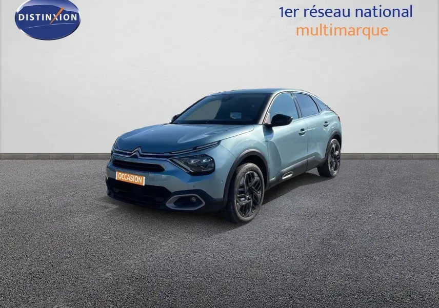 Citroën C4 bleu Iceland Metal en 3/4 avant droit, avec jantes noires et lignes modernes soulignées.