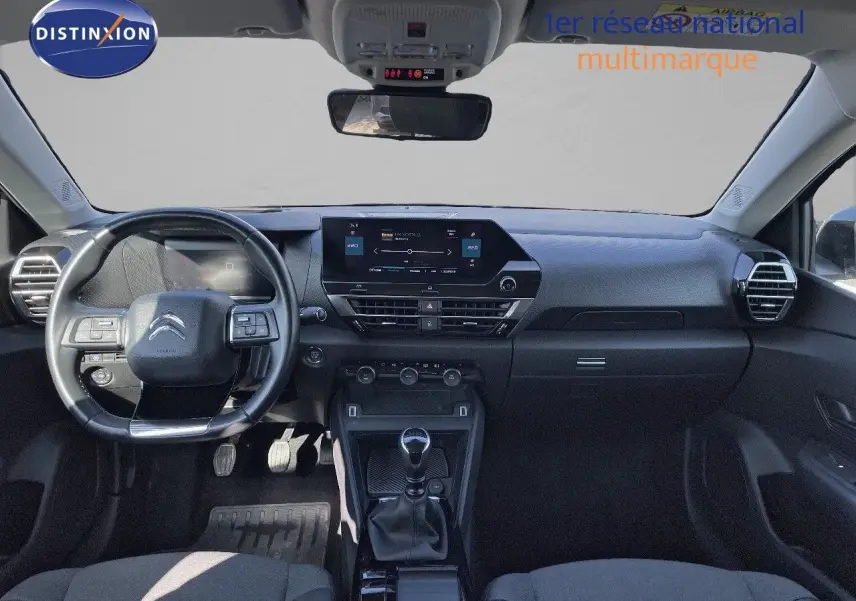 Vue intérieure avant du tableau de bord et volant de la Citroën C4 1.2 PureTech 130ch, finition noire avec boîte manuelle.