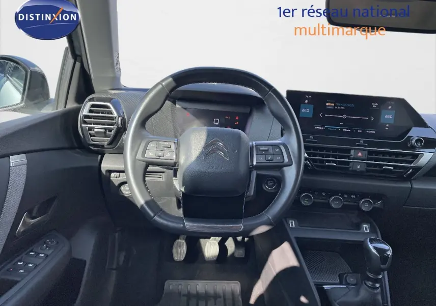 Vue intérieure centrée sur le volant et le tableau de bord de la Citroën C4 1.2 PureTech 130ch, finition Shine.