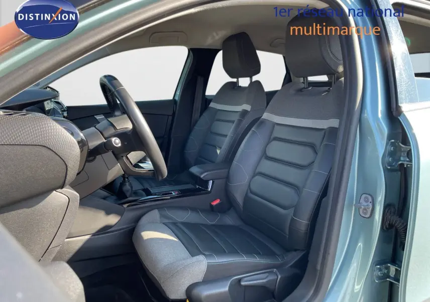 Vue intérieure côté conducteur de la Citroën C4 2021 bleu Iceland Metal avec sièges bi-matière gris et noir.
