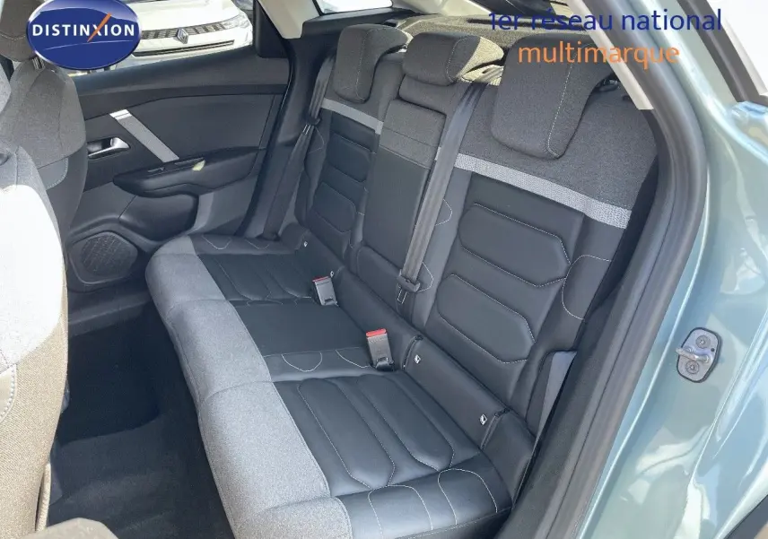 Vue intérieure côté droit sur la banquette arrière en tissu et cuir noir du Citroën C4 bleu Iceland Metal 2021.