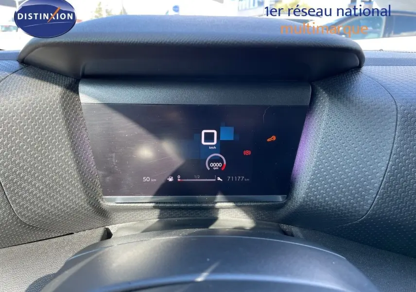 Tableau de bord numérique de Citroën C4 2021, affichage central avec compteur digital et voyants allumés.