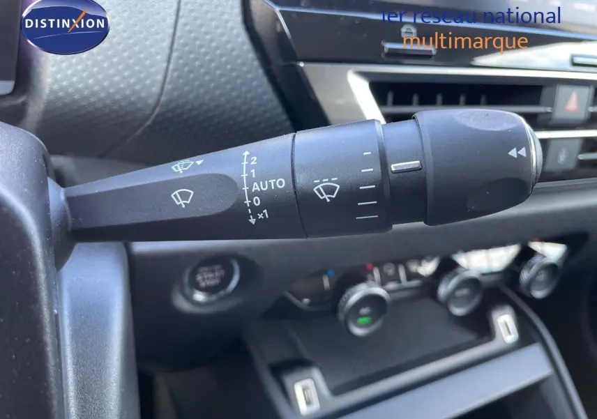 Gros plan sur la commande d’essuie-glace à gauche du volant dans l’habitacle d’une Citroën C4 bleu Iceland Metal.