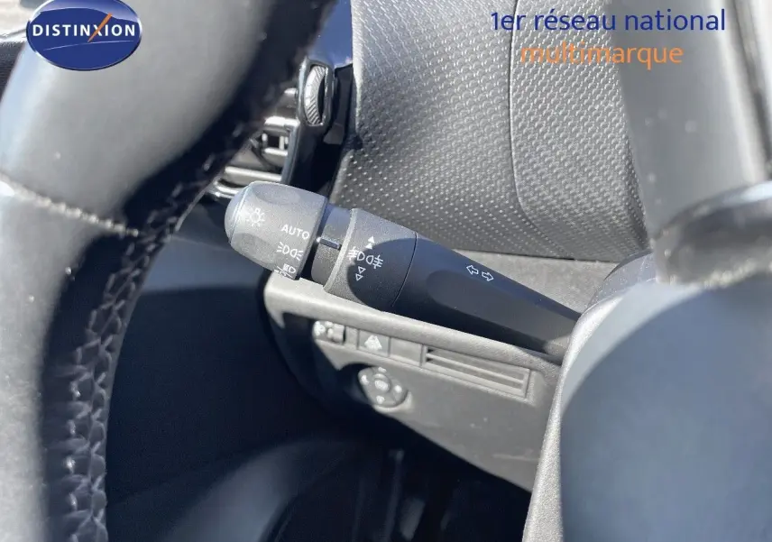Gros plan sur la commande des feux et clignotants à gauche du volant dans l’habitacle d’une Citroën C4 2021.
