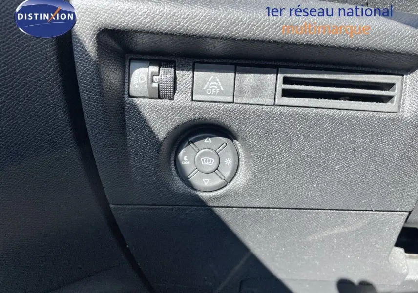 Détail du tableau de bord côté gauche de la Citroën C4 2021, avec commandes d'éclairage et réglage des rétroviseurs.