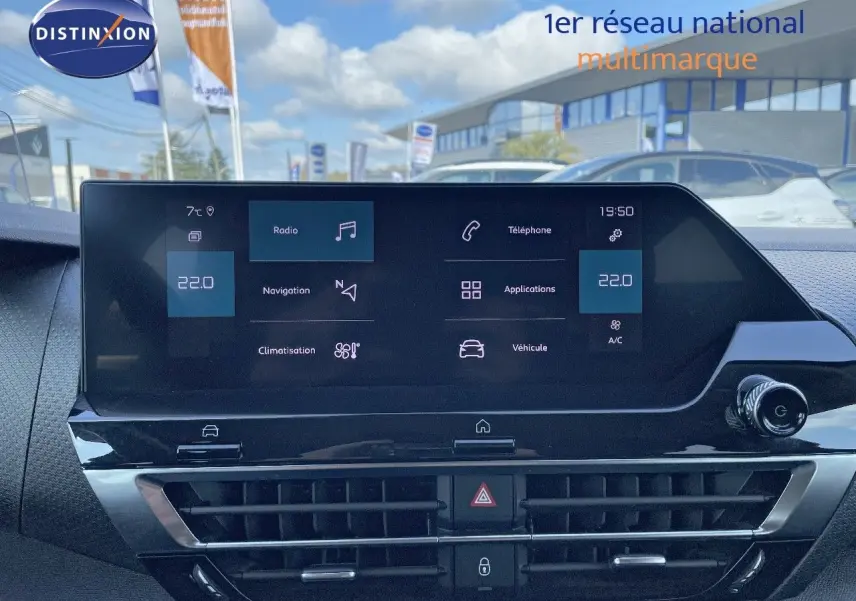 Écran tactile central de la Citroën C4 2021 avec affichage des fonctions radio, navigation et climatisation.