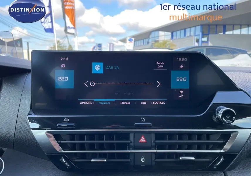 Vue intérieure du tableau de bord de la Citroën C4 2021, écran tactile central affichant la radio DAB, ambiance moderne noire.