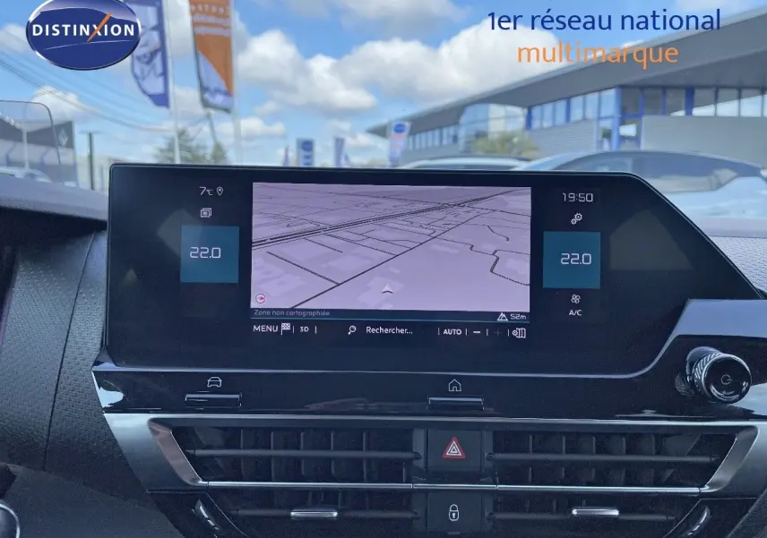 Vue intérieure centrée sur l'écran tactile du tableau de bord de la Citroën C4 bleu Iceland Metal, affichant la navigation.