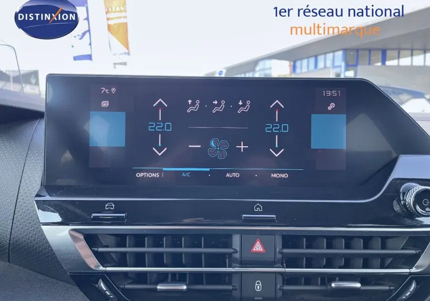 Écran tactile central de la Citroën C4 bleu Iceland Metal, affichant la climatisation à 22°C, vue intérieure frontale.