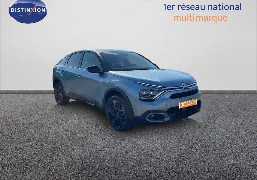 Citroën C4 bleu Iceland Metal en 3/4 avant droit, avec jantes noires et calandre distinctive.