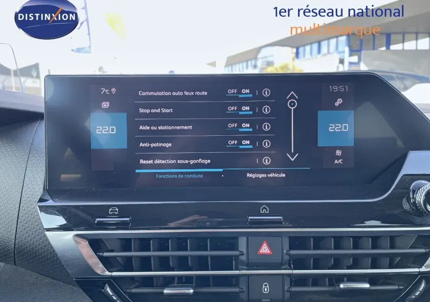 Écran tactile central du tableau de bord de la Citroën C4 2021, affichant les réglages de conduite et climatisation.