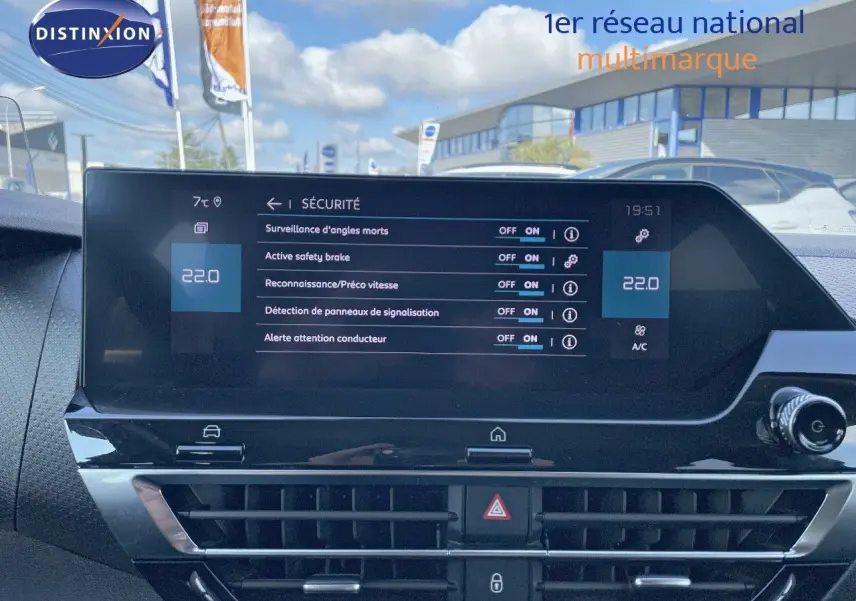 Vue rapprochée de l’écran tactile central du tableau de bord de la Citroën C4 bleu Iceland Metal, affichant les options de sécurité.