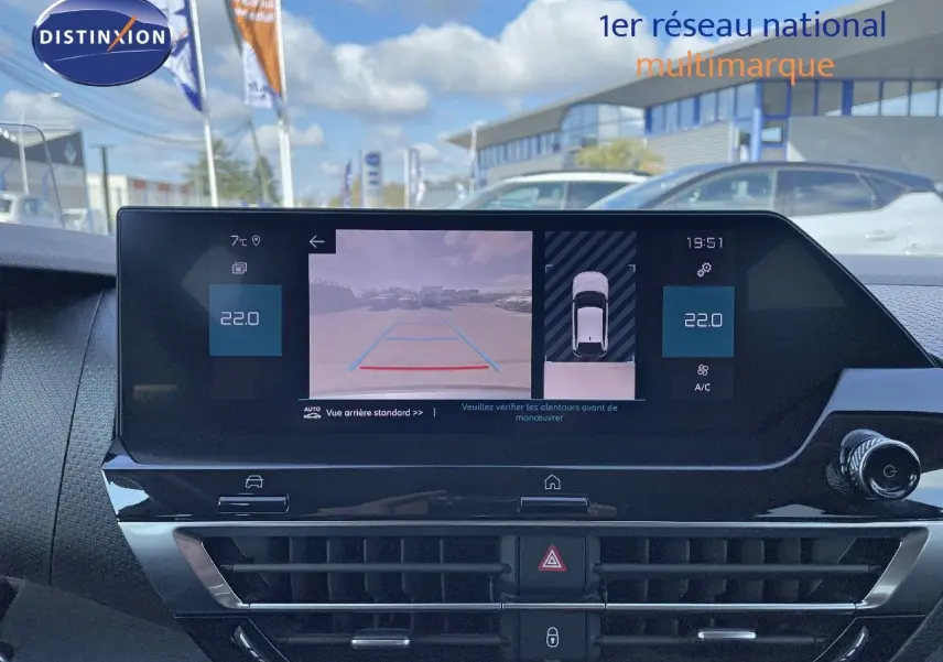 Écran central de la Citroën C4 1.2 PureTech 130 en bleu Iceland Metal, affichant la caméra de recul et la climatisation à 22°C.