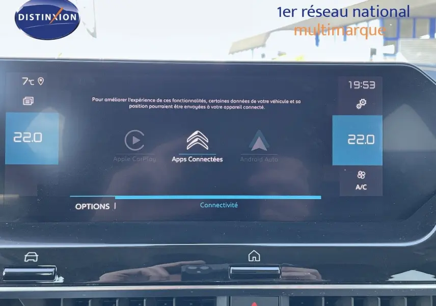 Écran tactile central de la Citroën C4 bleu Iceland Metal, affichant les options de connectivité et la climatisation à 22°C.