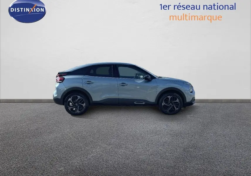 Vue de profil côté gauche d'une Citroën C4 2021 bleu Iceland Metal avec jantes noires bicolores.