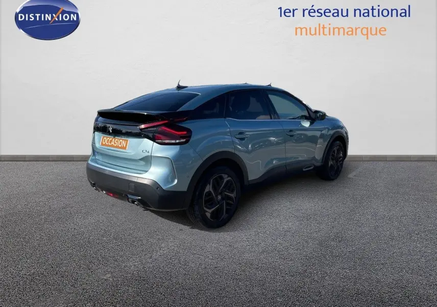 Vue 3/4 arrière droite d'une Citroën C4 2021 bleu Iceland Metal avec feux LED et jantes biton noires.