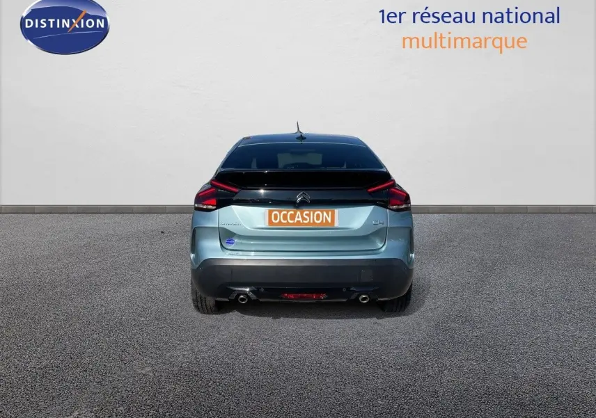 Vue arrière d'une Citroën C4 bleu Iceland Metal avec feux LED et double sortie d'échappement.