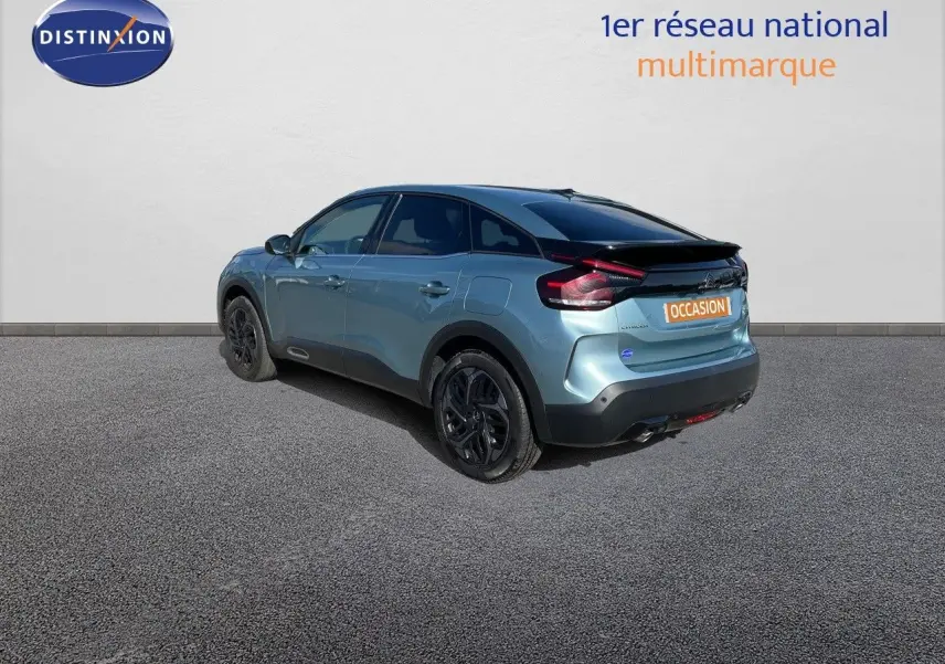 Vue 3/4 arrière droite d'une Citroën C4 bleu Iceland Metal avec toit noir et jantes noires.