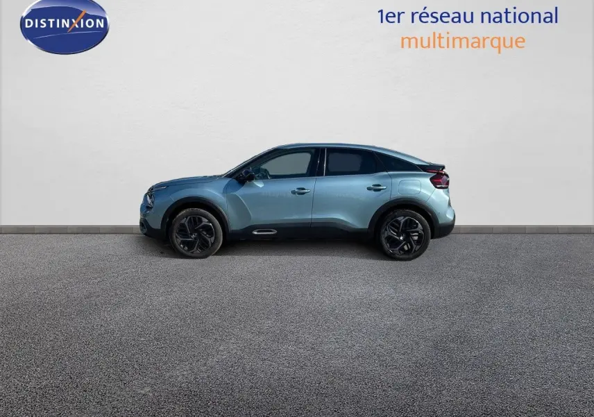 Vue de profil côté gauche d'une Citroën C4 bleu Iceland Metal avec jantes noires et toit noir contrasté.