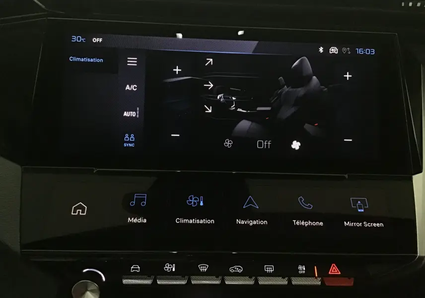 Écran tactile central de la Peugeot 308 gris Selenium montrant les réglages de climatisation et navigation.