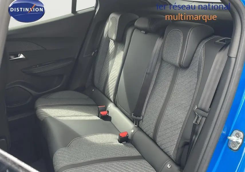 Vue intérieure sur la banquette arrière du Peugeot 2008 bleu Vertigo Metal, avec sièges bi-matière gris et noir.