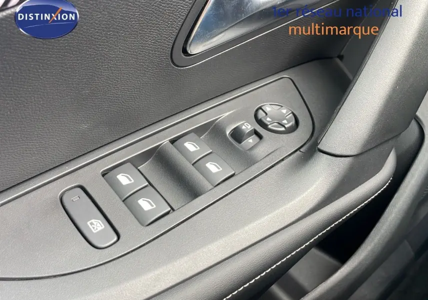 Vue rapprochée des commandes de lève-vitres et rétroviseurs sur la porte côté conducteur d'un Peugeot 2008 2024 bleu Vertigo Metal.